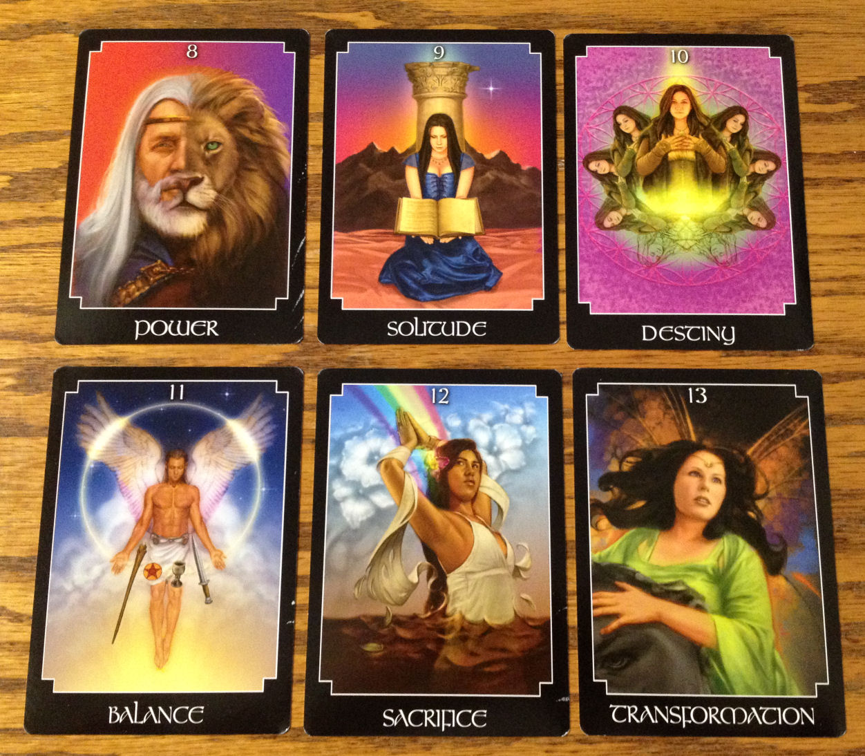 What is the difference between tarot and oracle cards?